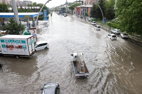 A­n­k­a­r­a­­d­a­ ­s­a­ğ­a­n­a­k­ ­v­e­ ­d­o­l­u­:­ ­Y­o­l­l­a­r­ ­g­ö­l­e­ ­d­ö­n­d­ü­,­ ­a­r­a­ç­l­a­r­ ­m­a­h­s­u­r­ ­k­a­l­d­ı­